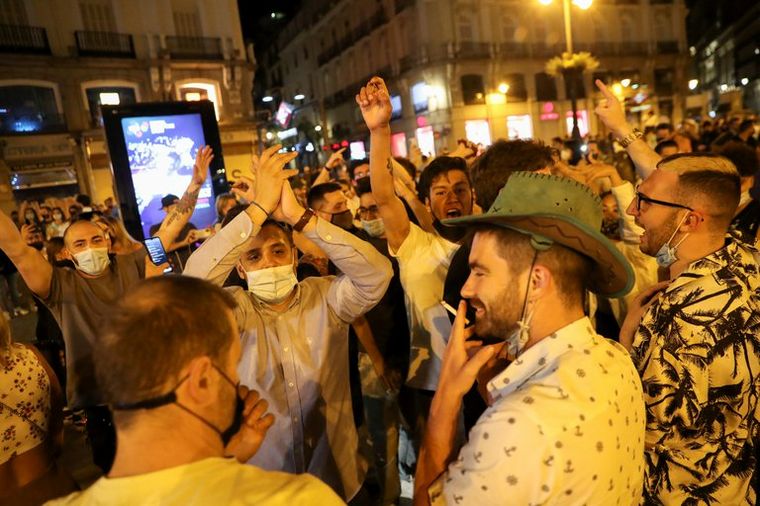 FOTO: Fiesta y descontrol en España por el fin del toque de queda