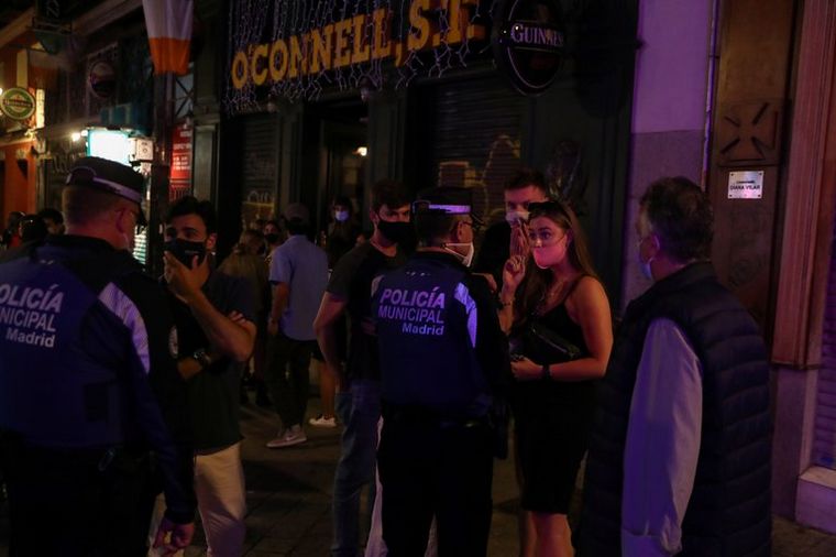 Fiesta y descontrol en España por el fin del toque de queda