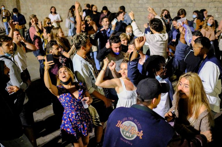 Fiesta y descontrol en España por el fin del toque de queda