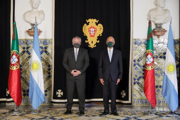 FOTO: El Presidente fue recibido por Marcelo Rebelo de Sousa en Lisboa