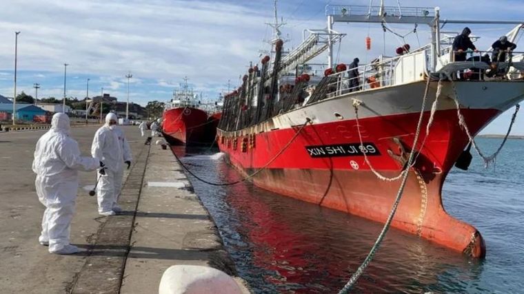 Un pesquero en alta mar, en cuarentena por brote de Covid-19