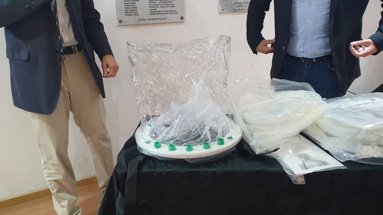 Presentaron el casco para pacientes críticos de coronavirus.