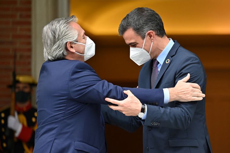 Alberto Fernández, junto a Pedro Sánchez.