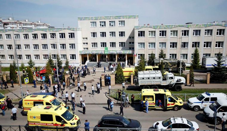 Operativo para asistir a los heridos en la escuela de Kazán.