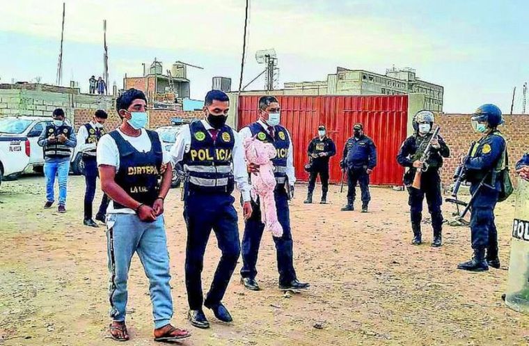 Elman Elder Liñán Barreto mientras era trasladado por el crimen de una niña