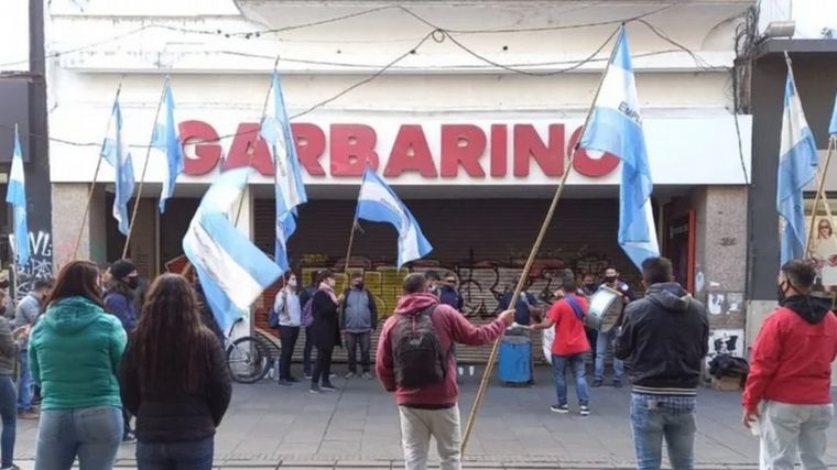 Garbarino cerró más de diez sucursales y adeuda sueldos