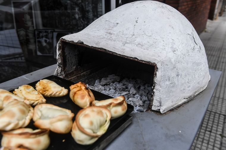 Rodolfo Valentín Tapia camina 70 cuadras vendiendo tartas y empanadas 