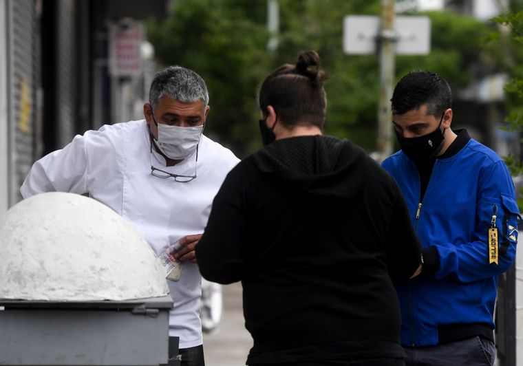 Rodolfo Valentín Tapia camina 70 cuadras vendiendo tartas y empanadas 