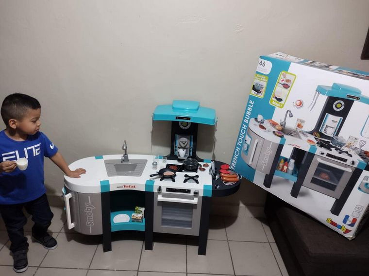 La reacción de un niño cuando se negaron a darle una cocina