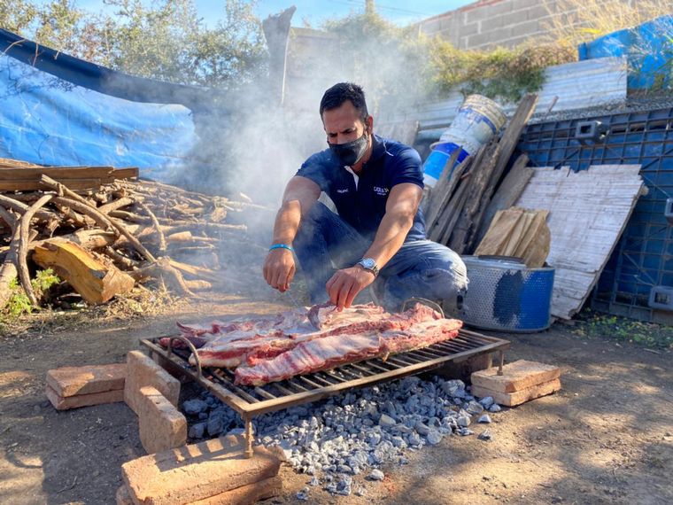 Albarenque asa un costillar en la casa de la ganadora.