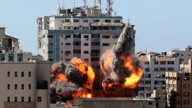 Israel bombardeó un edificio de la prensa internacional