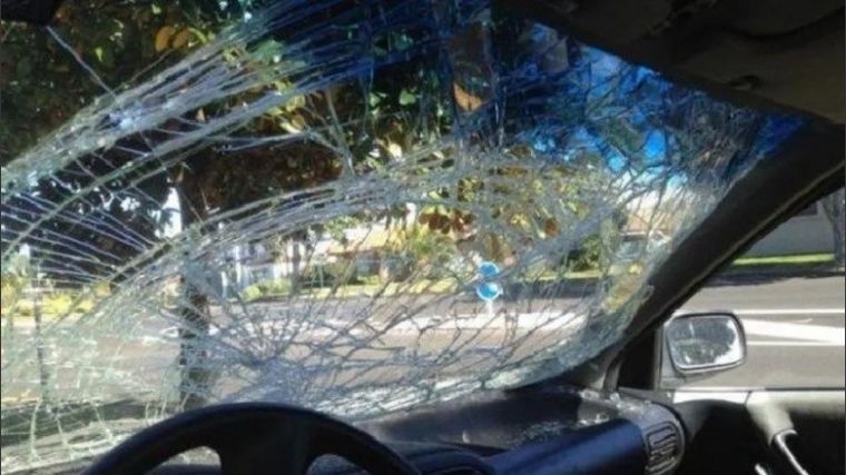 Le rompió el parabrisas a piedrazos a un hombre que la acosó (Imagen ilustrativa)