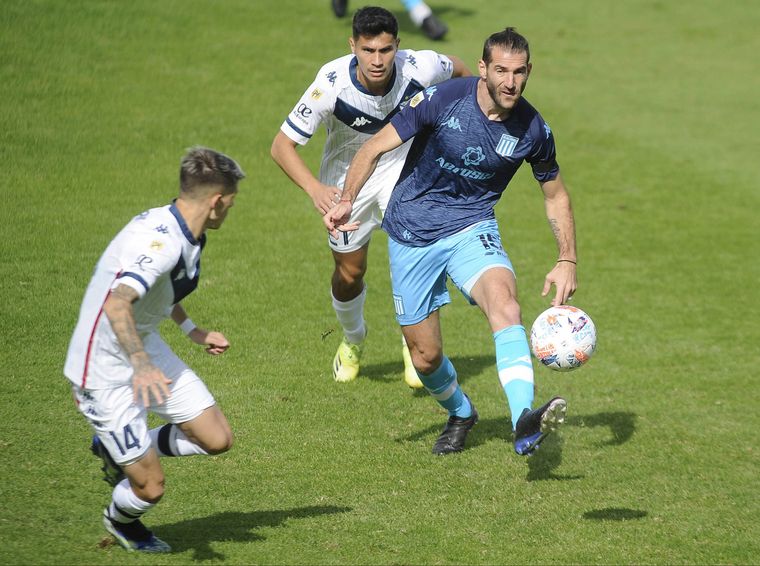 Vélez y Racing chocan por un lugar en la semifinal.