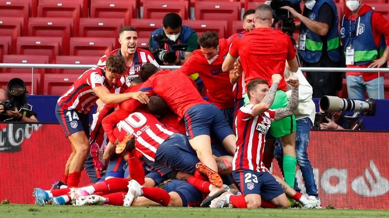 FOTO: Suárez le dio el triunfo al Atlético Madrid con un gol agónico. 
