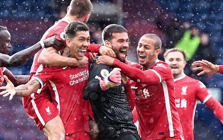 Todos quieren abrazar al guardameta Becker. 