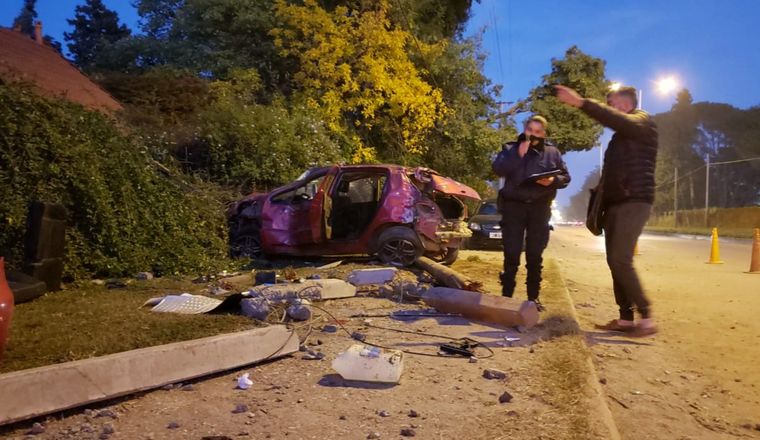 AUDIO: Un auto derribó tres postes de alumbrado en Córdoba: un muerto