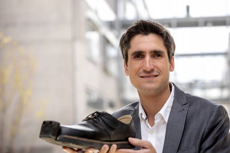 FOTO: Inventan zapatos inteligentes para personas con discapacidad