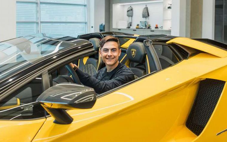 FOTO: Paulo Dybala recibió un Lamborghini de color amarillo