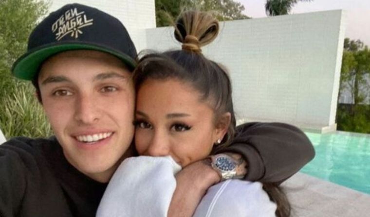 Ariana Grande se casó con Dalton Gomez en una ceremonia íntima