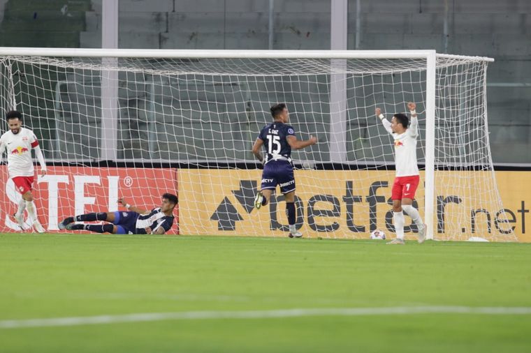 Bragantino festeja el tanto de la victoria de Hélio Júnio. 