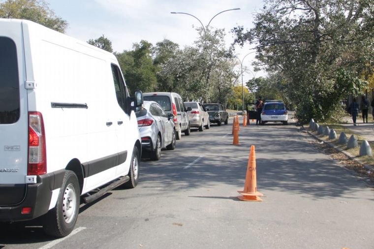Largas filas para vacunarse en Córdoba.
