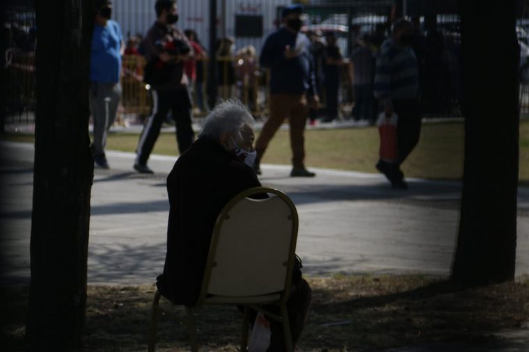 Largas filas para vacunarse en Córdoba.