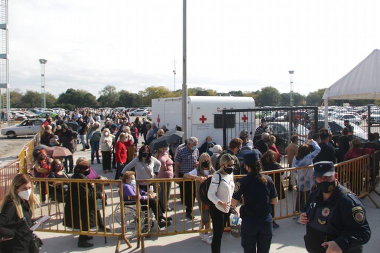 Largas filas para vacunarse en Córdoba.