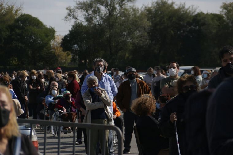 Largas filas para vacunarse en Córdoba.