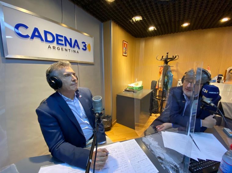 FOTO: Mauricio Macri visita los estudios de Cadena 3.