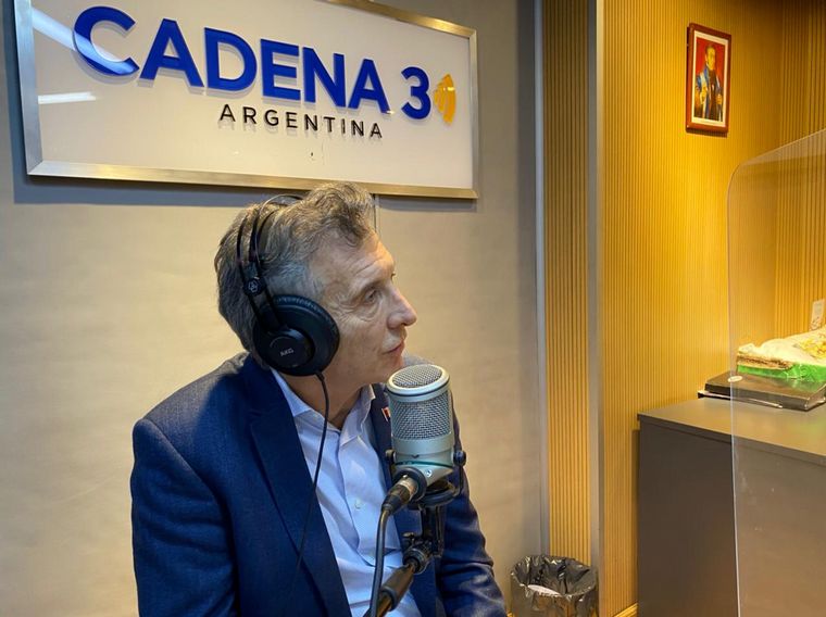 FOTO: Mauricio Macri visita los estudios de Cadena 3.