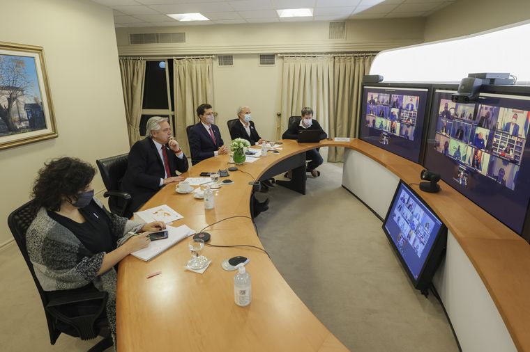 Fernández mantuvo un encuentro con 12 mandatarios.