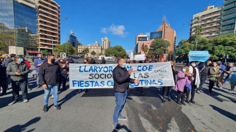 FOTO: Manifestación en contra de las restricciones frente al Patio Olmos de Córdoba.