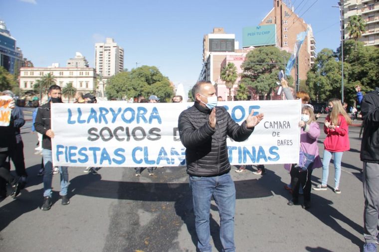 FOTO: Manifestación en contra de las restricciones frente al Patio Olmos de Córdoba.
