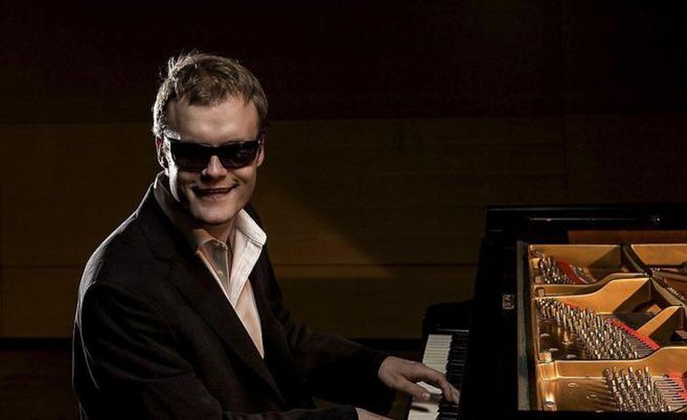 Derek Paravicini, el prodigio cuya historia llegará al cine