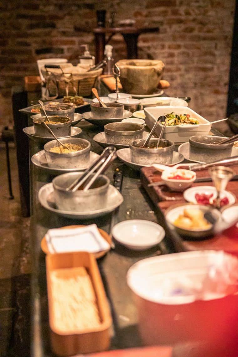 Sobre la mesa, un sinfín de tentempiés y sabores.