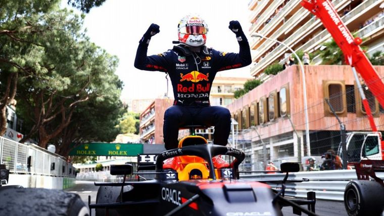 Efusiva victoria de Verstappen tras su primera victoria en Mónaco