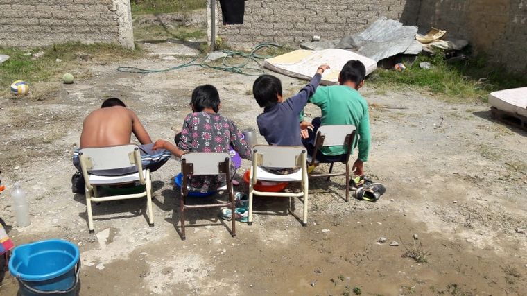 Viven 4 meses en la montaña con sus alumnos para educarlos