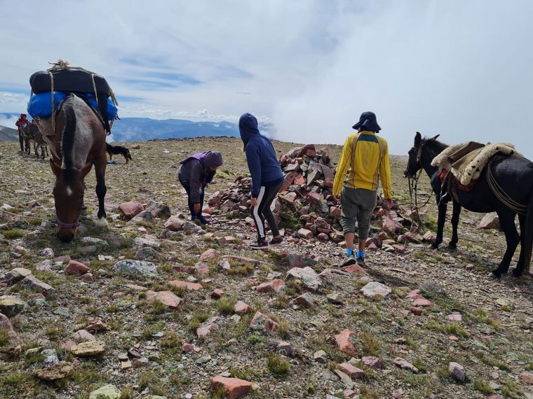 Viven 4 meses en la montaña con sus alumnos para educarlos