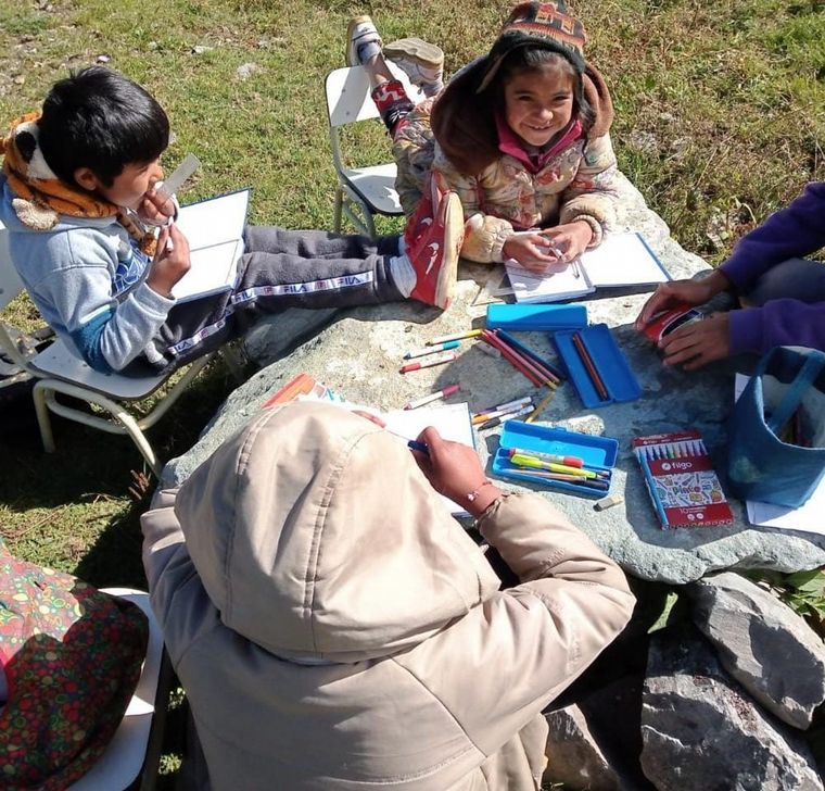 Viven 4 meses en la montaña con sus alumnos para educarlos