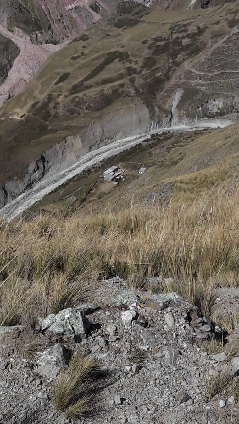 Viven 4 meses en la montaña con sus alumnos para educarlos