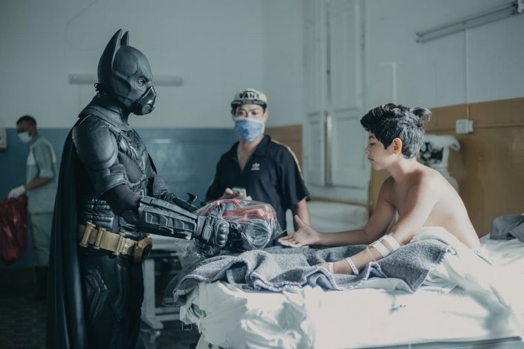 Batman cordobés monta un operativo para alegrar a los niños hospitalizados