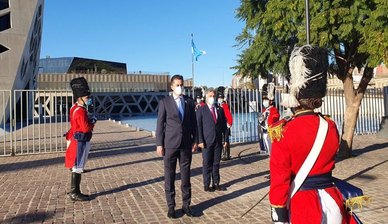 Calvo y Llaryora, en el acto frente al Centro Cívico.