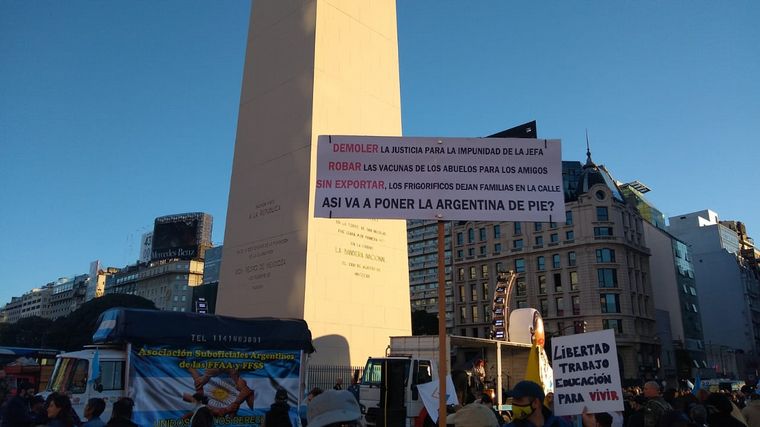 Protesta en el Obelisco en contra del gobierno nacional