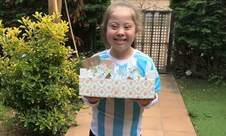 Malena le llevó escarapelas a sus compañeritos de España