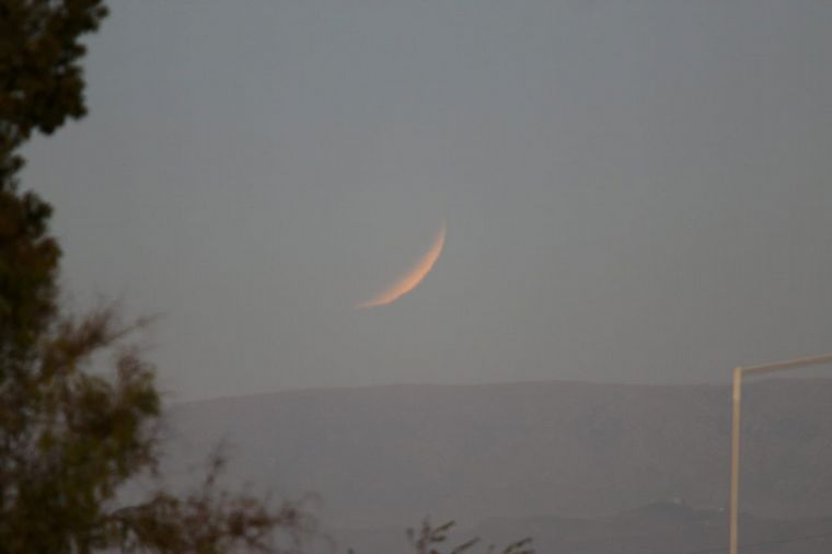 FOTO: Eclipse a las 8.02 en Córdoba: la luna, con un tenue color rojizo.