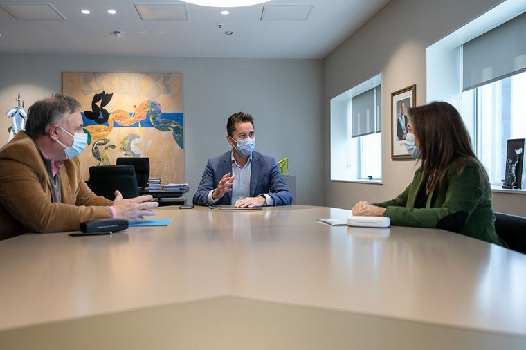El vicegobernador Manuel Calvo, con Silvina Rivero y Eduardo Accastello. 