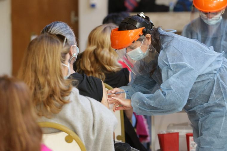 Mayores de 45 años con comorbilidades reciben la vacuna en Córdoba.