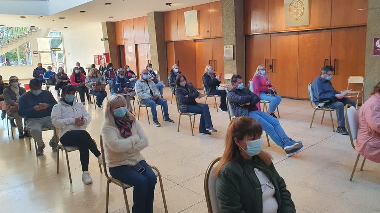 FOTO: Mayores de 45 años con comorbilidades reciben la vacuna en Córdoba.