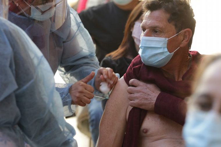 Mayores de 45 años con comorbilidades reciben la vacuna en Córdoba.