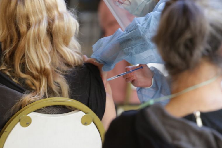 Mayores de 45 años con comorbilidades reciben la vacuna en Córdoba.